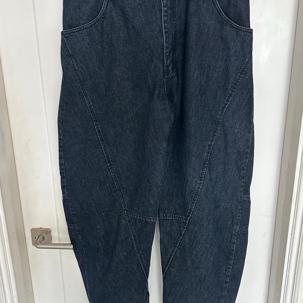 지용킴 커브드 데님 팬츠