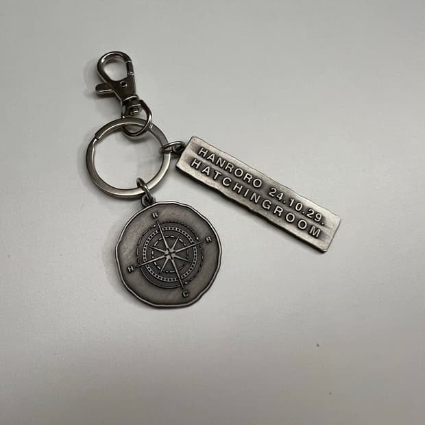 해칭룸x한로로 나침반 키링