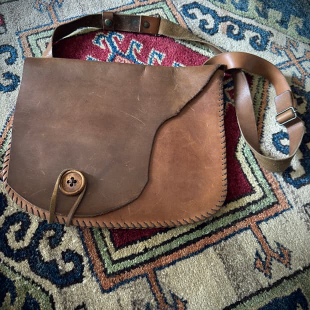 Oak wood button Amber Stitch 레더 크로스백