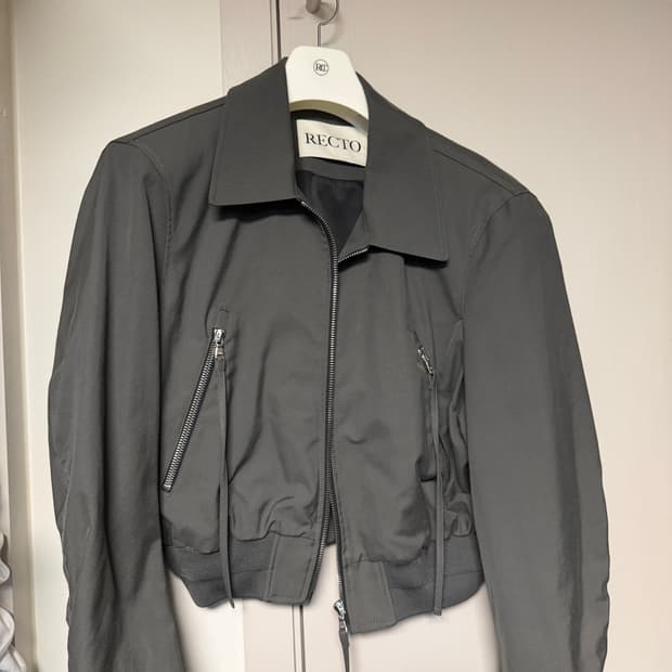렉토 25ss 지퍼 디테일 스트릭쳐 팀 붐버 자켓 차콜 그레이 L siz
