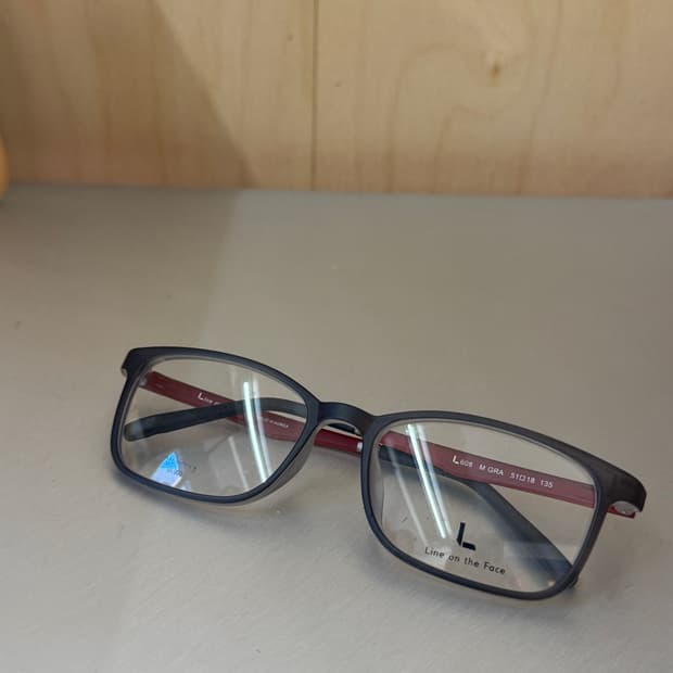 그레이 매트 스퀘어 프레임 레드 템플 안경 