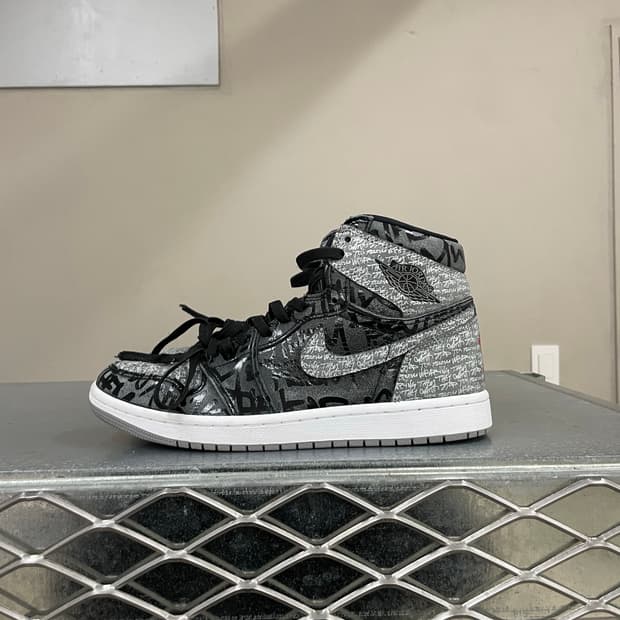 나이키 에어 조던 1 레트로 하이 OG 리벨리어네어 260