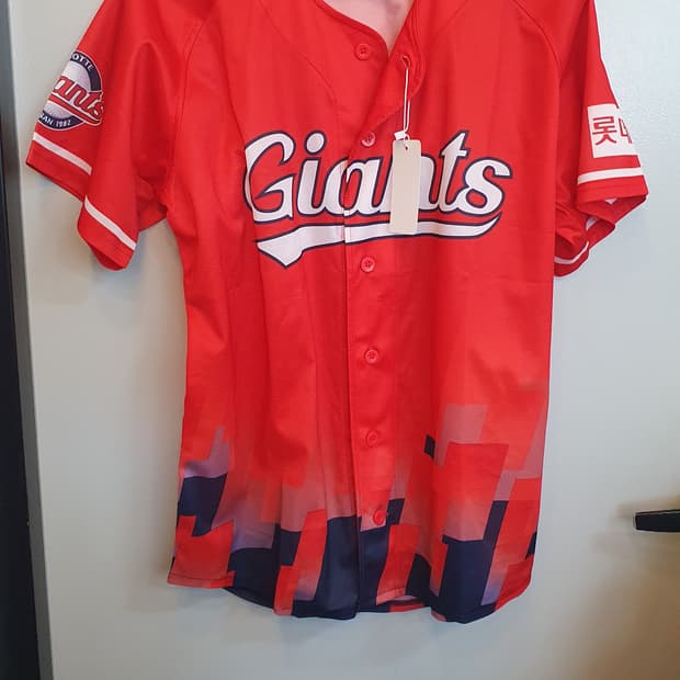 롯데자이언츠 유니폼반팔티두개 ?