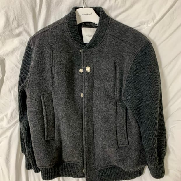 애니타임로릭 튤립 바시티 차콜 자켓