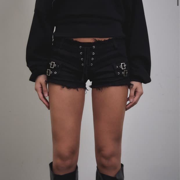 분트 Eyelet Buckle Micro Shorts (BLACK)