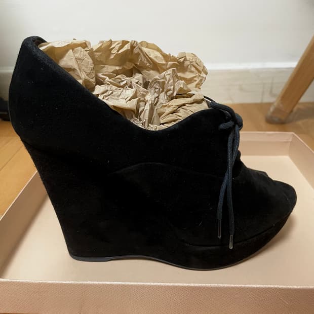 프라다(PRADA) 스웨이드 오픈토 웨지힐 – 38사이즈