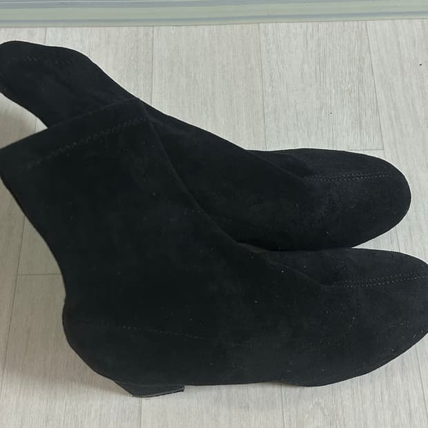 스웨이드 블랙 부츠