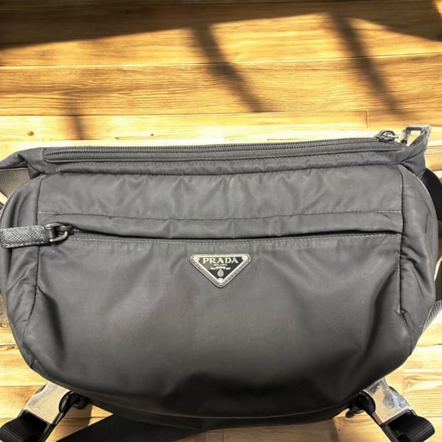 프라다 바이커백 라지 블랙