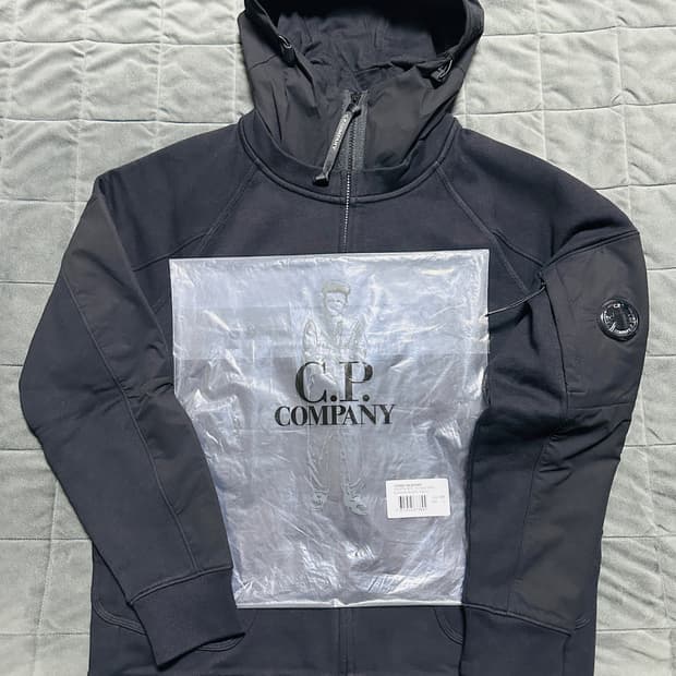 [L] CP컴퍼니 디아고날 렌즈 쉘 코튼 후드 집업 블랙