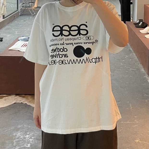 에이이에이이 웹로고 화이트 반팔 H2518