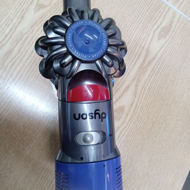 다이슨 V8 카본 앱솔루트 엑스트라 청소기
실버+레드