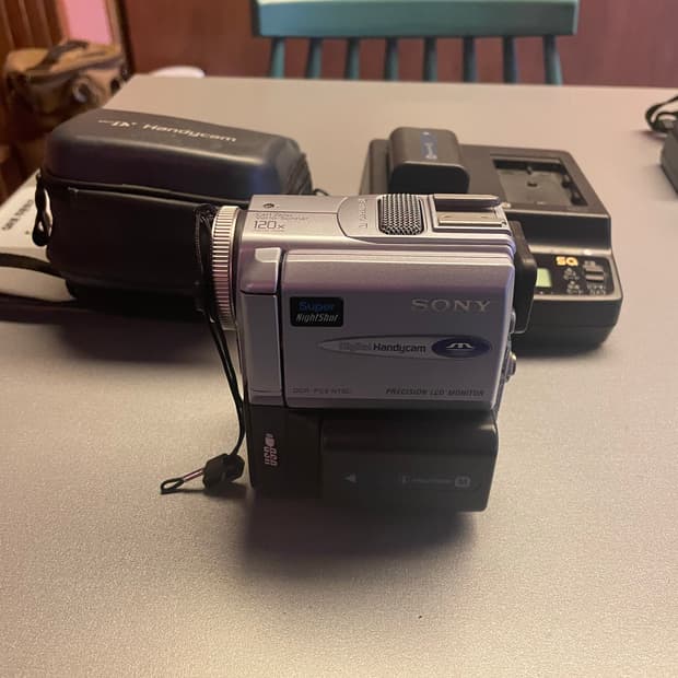 소니 MiniDV 핸디캠 DCR-PC9 모델입니다