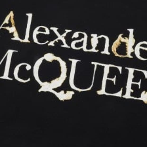 "청키한 실루엣의 정점, 알렉산더 맥퀸의 압도적인 존재감을 느껴보십시오.