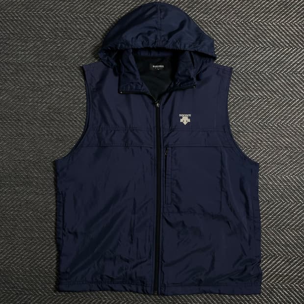 데상트 포켓 테크니컬 후드 베스트o 5050