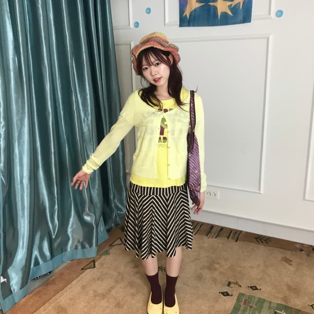 스트로 햇까지 더해져 유럽 소녀 같은 프레피&키치 무드𖧧☀️💛