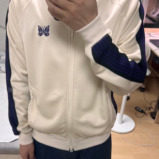 니들스 트랙자켓 별주 모델
