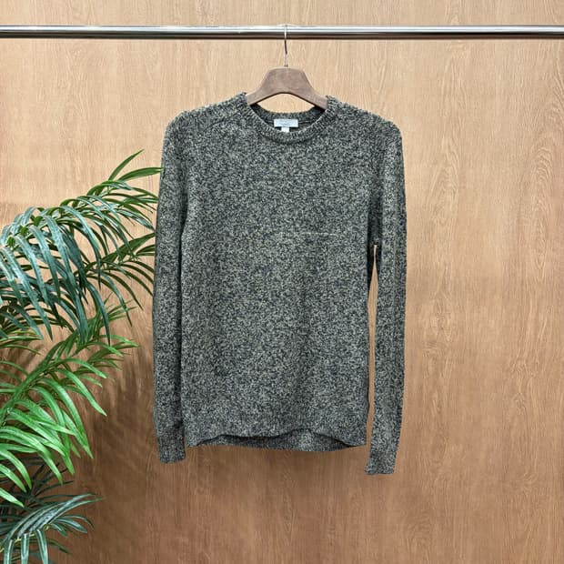 코스 레귤러핏 라운드넥 울 긴팔 니트 멜란지 짜임 리브 마감 디테일 카키