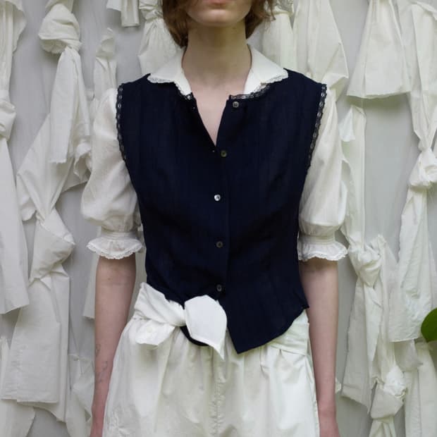 비아플레인 BUTTON VEST + PUFF BLOUSE (김고은 착용)