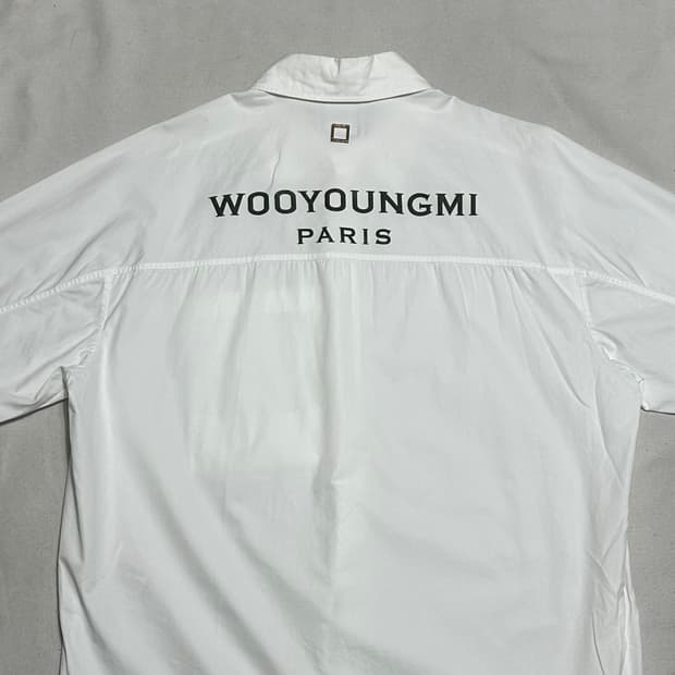 우영미 화이트 코튼 반팔 셔츠