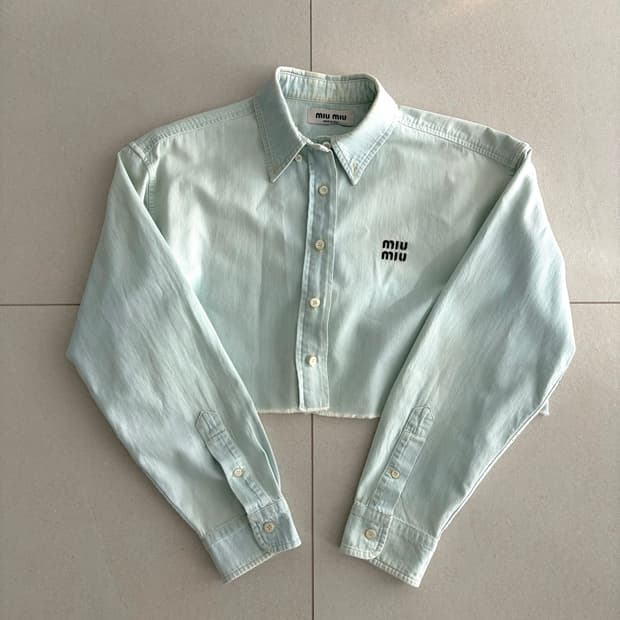 미우미우 크롭 샴브레이 셔츠 라이트 블루 38
