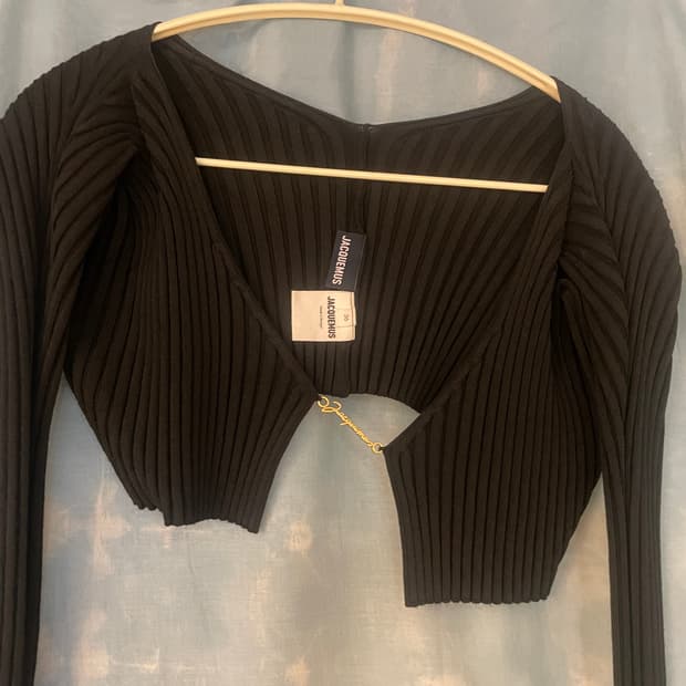 36) 자크뮈스 로고 참 크롭 가디건 블랙