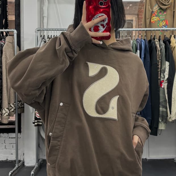 세터 아플리케 리벳 후드티