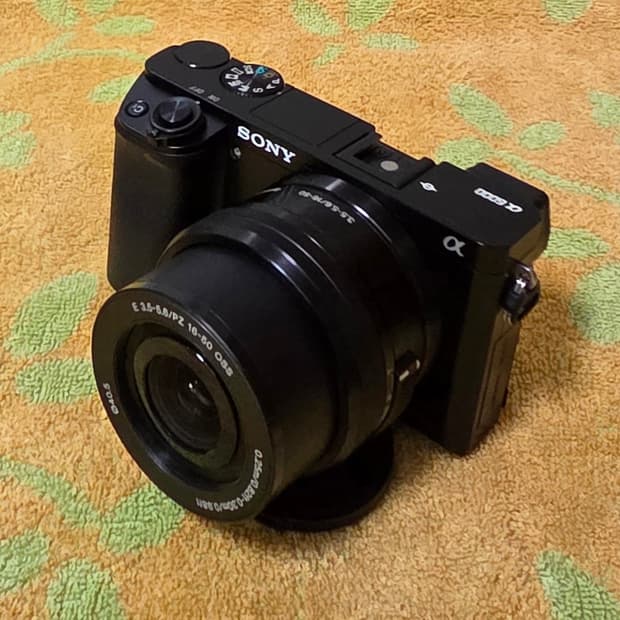 소니 알파 a6000 미러리스 카메라와 16-50mm 렌즈팝니다.