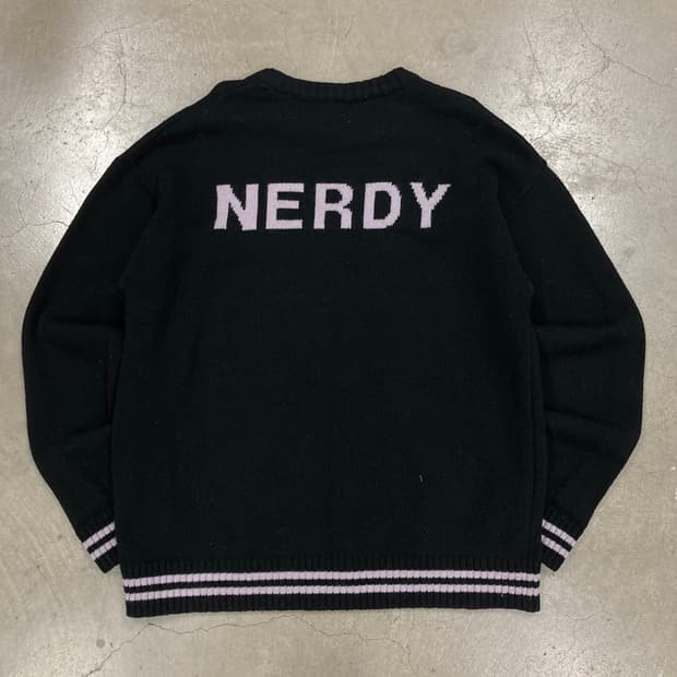 널디 블랙 컬러 스펠아웃 빅로고 니트
