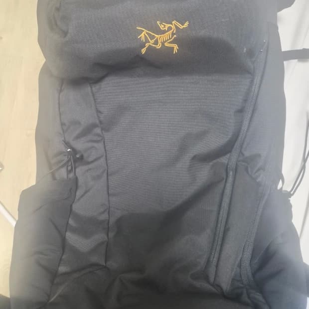 아크테릭스 맨티스 30 백팩 블랙  찢김 없습니다! 상태 8.7/10