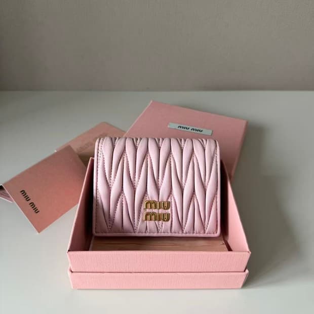 미우 미우 마테라쎄 나파 레더 카드 반지갑 알라바스터 핑크