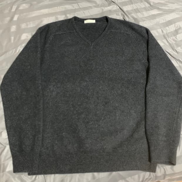 아모멘토 라쿤 브이넥니트