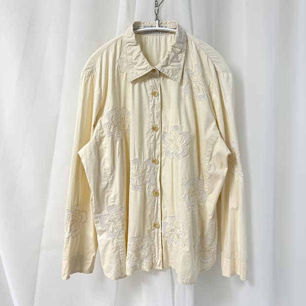trois onze cinq 버터 플라워 어플리케 셔츠