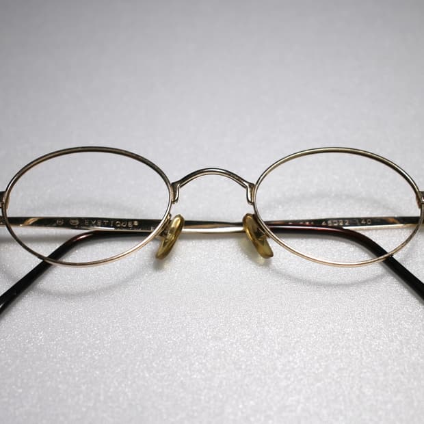 EYETIQUE 로고 디테일 안경