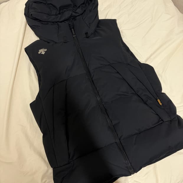 데상트 패딩조끼