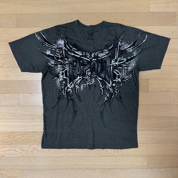 [2XL] Tapout 로고 그래픽 V넥 반팔 티셔츠