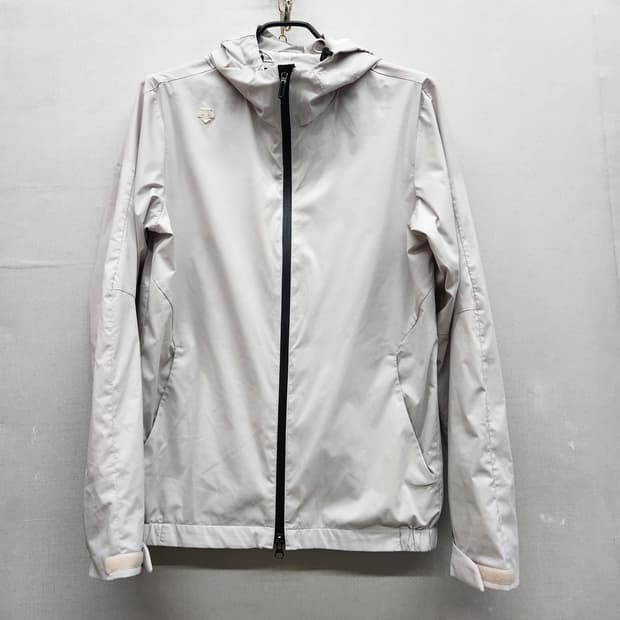 데상트 골프 로고와펜 후드 투웨이 바람막이자켓 100( M~L)