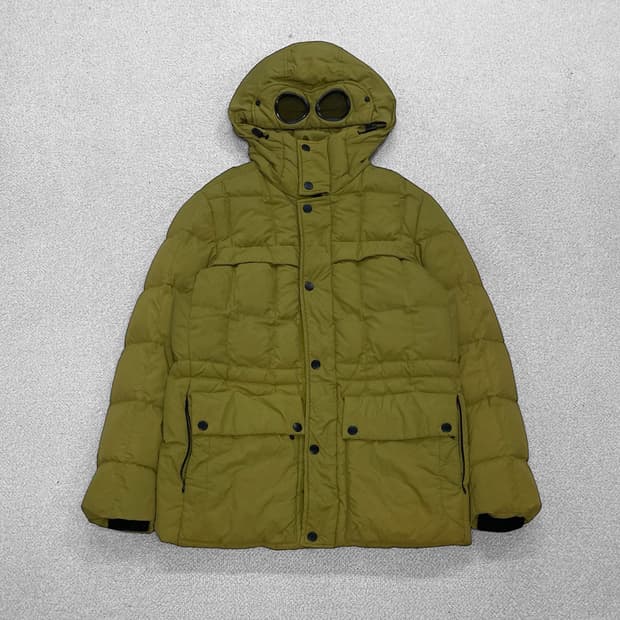 C.P컴퍼니 가먼트다이드 고글 후드 패디드 자켓 올리브그린