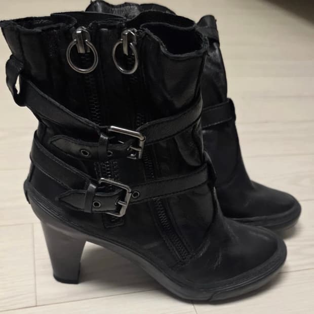 Ash 벨트 디테일 앵클부츠 힐 38