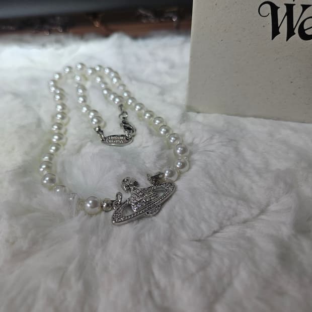 비비안웨스트우드 미니 바스 릴리프 진주 초커 실버