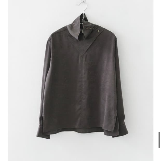 에프터먼데이 브이 버튼 하이넥 블라우스 브라운