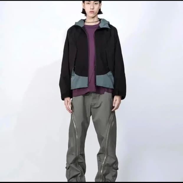 코스트 퍼 킬로 커브드 지퍼 팬츠 팔아요