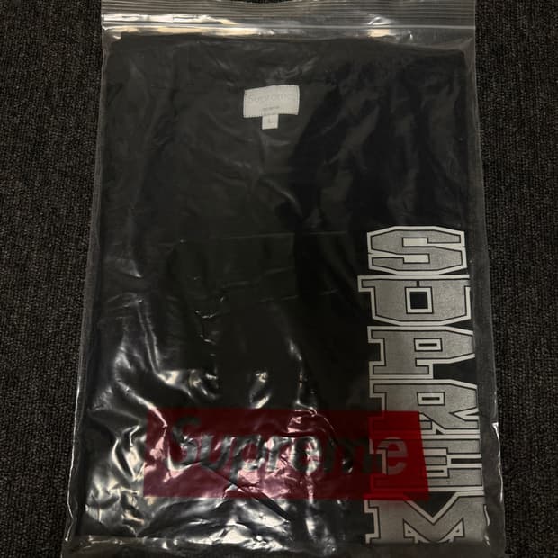 [L] 슈프림 버티컬 로고 반팔티 블랙