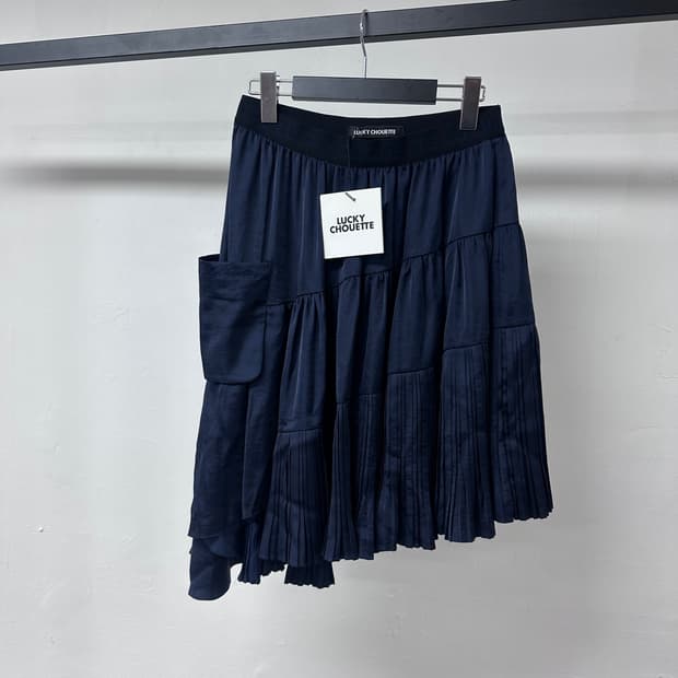 (새상품) 럭키슈에뜨 네이비 플리츠 언발란스 스커트 36사이즈 J33