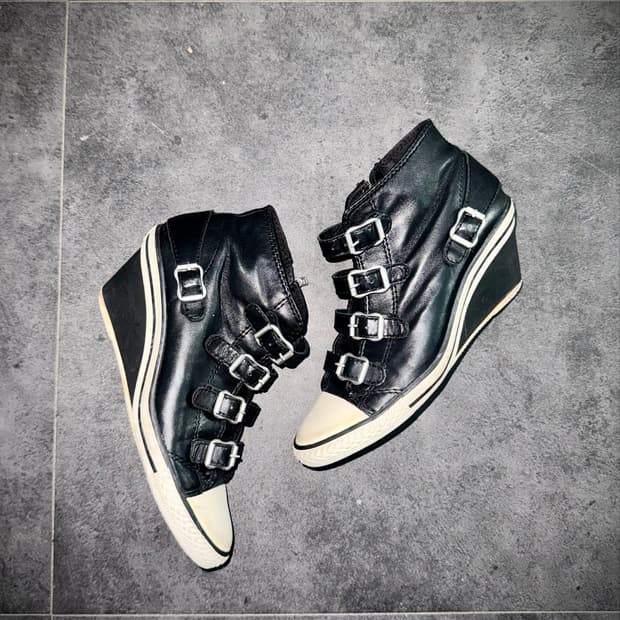 00s Buckle sneakers