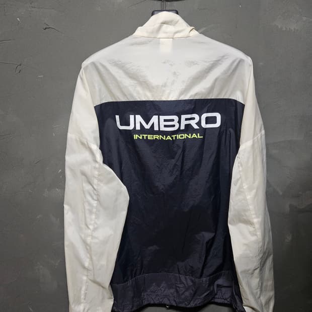 엄브로 바람막이