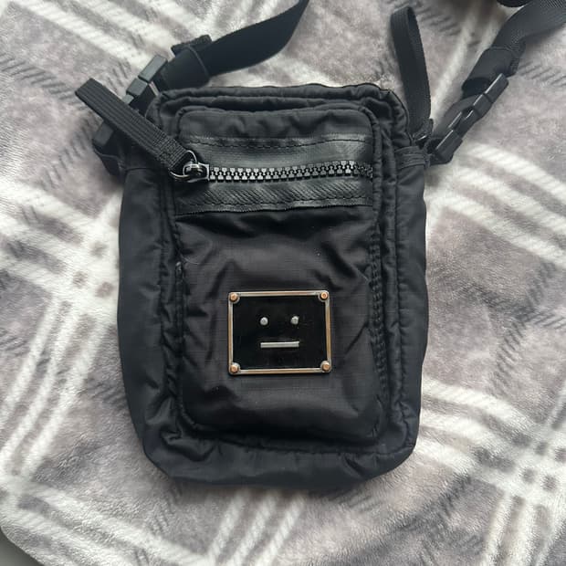 아크네 스튜디오 이모지 블랙 미니 크로스백