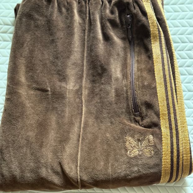 니들스 내로우 벨루어 트랙팬츠 브라운 