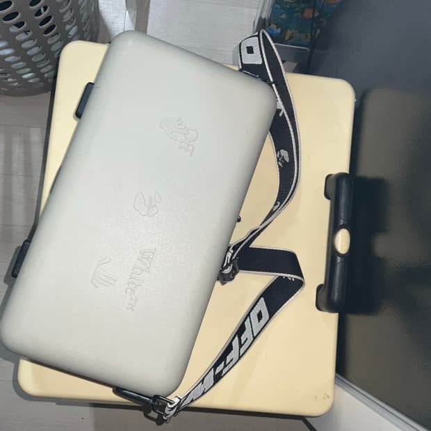 오프화이트 아모레퍼시픽 가방