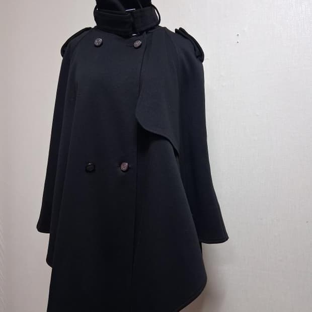 COMEANDGET 검정 케이프코트
국내제품 컨디션 완전 최고 흠없음
소