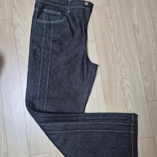 가먼트 레이블 화이트 스티치 블랙 데님